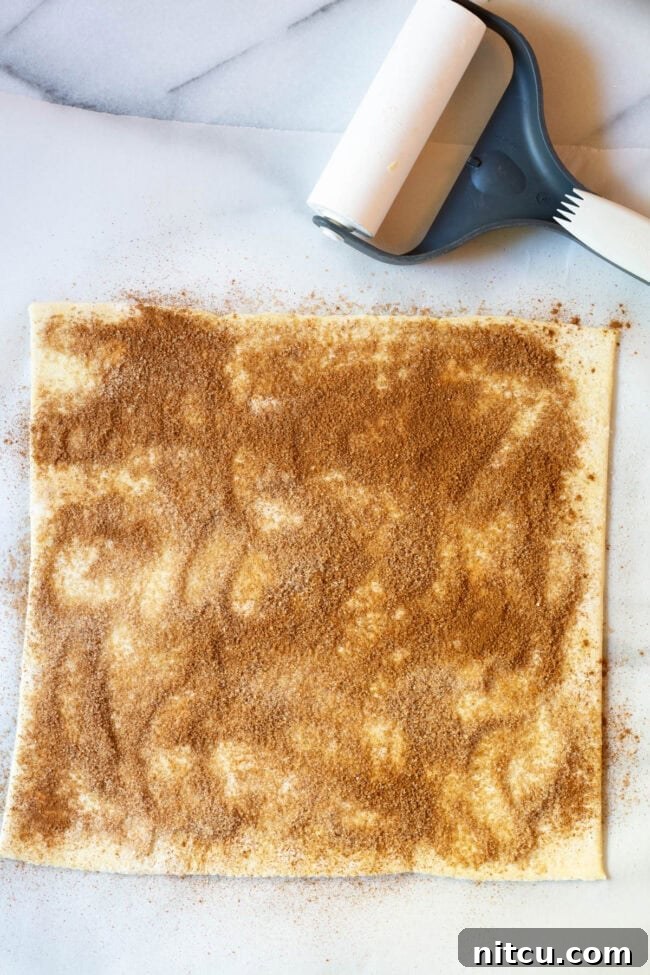 Sprinkle puff pastry with filling 