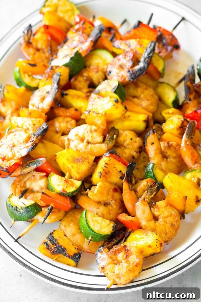 Final picture of the kebabs with shrimp and vegetables ready for consumption, perfectly arranged on a serving platter.