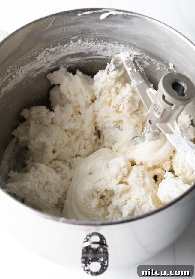 Mixing fondant ingredients in a blender. 